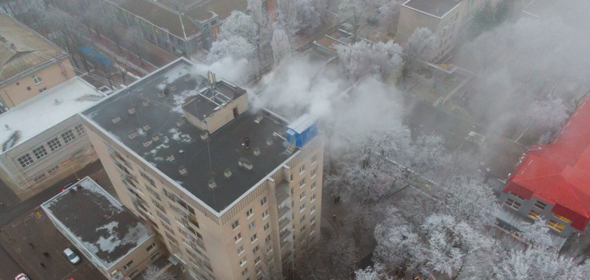 В Днепре загорелось студенческое общежитие: фото и видео с места ЧП
