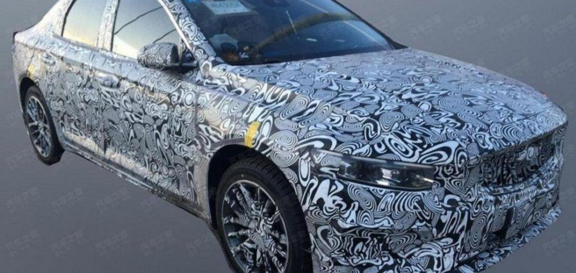 Новий седан Geely-Volvo засвітився на дорогах: з'явилися живі фото