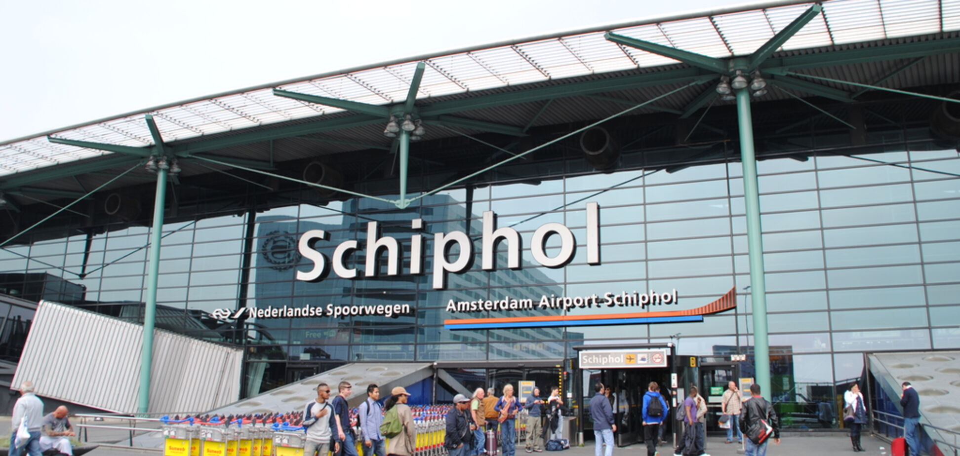 В аэропорту Амстердама украинца задержали за издевательства над дочкой