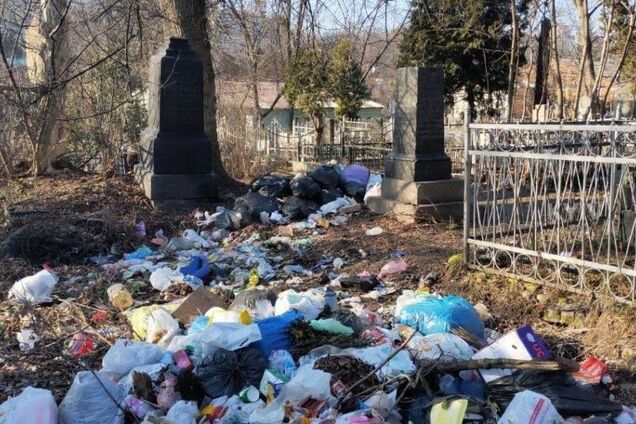Горы мусора и 'туалеты' в склепах: Байковое кладбище в Киеве превратили в помойку. Фото