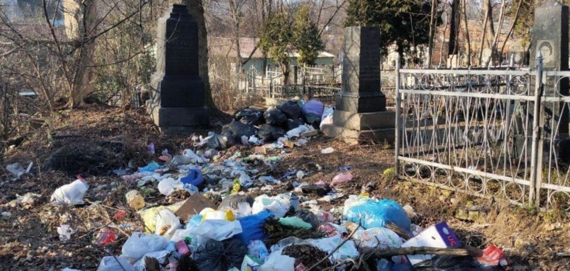 Гори сміття і 'туалети' в склепах: Байкове кладовище в Києві перетворили на смітник. Фото