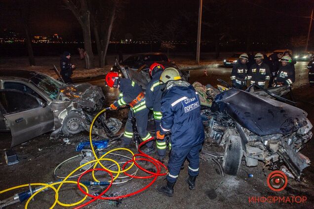 Тіла вирізали із залишків авто: в Дніпрі трапилася страшна лобова ДТП. Фото і відео