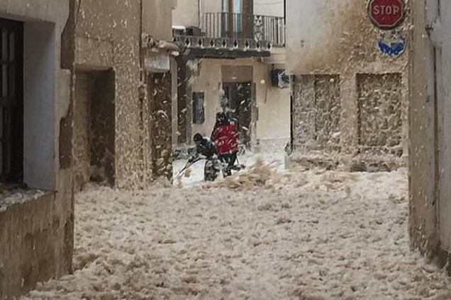 Улицы Испании затопили реки 'взбитых сливок': удивительные фото и видео