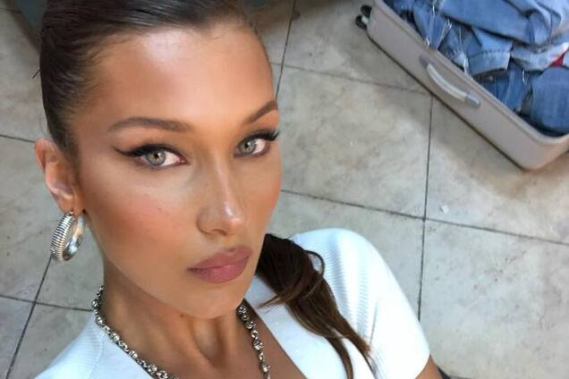 Найкрасивіша жінка в світі блиснула голими грудьми на публіці. Фото