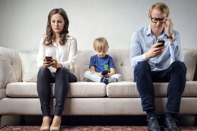 Пострадают дети: выяснилась опасность "цифровой зависимости" у взрослых