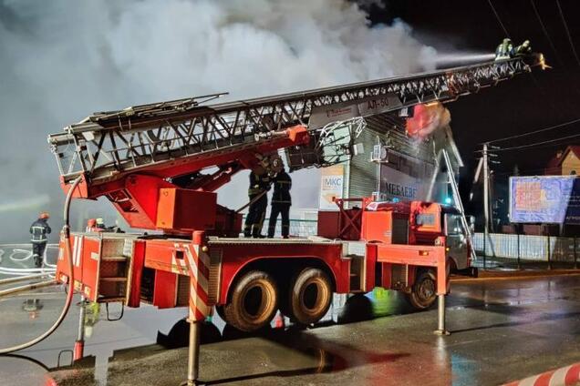 У Києві спалахнула масштабна пожежа в торговому центрі: фото і відео вогняного НП