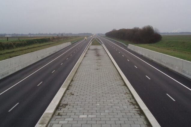 В Европе на дорогах установят барьеры из солнечных панелей: с какой целью