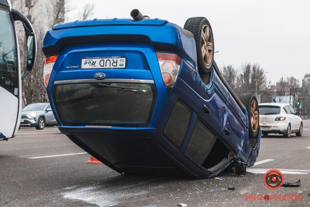В Днепре произошло серьезное ДТП с переворотом: фото и видео с места происшествия