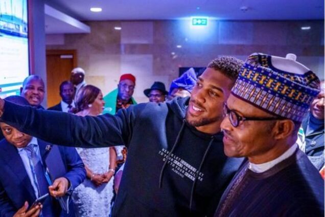 Джошуа упал в ноги известному политику и ему пришлось оправдываться