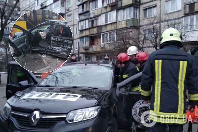 Водія вирізали: у Києві авто влетіло в зупинку з людьми. Фото і відео
