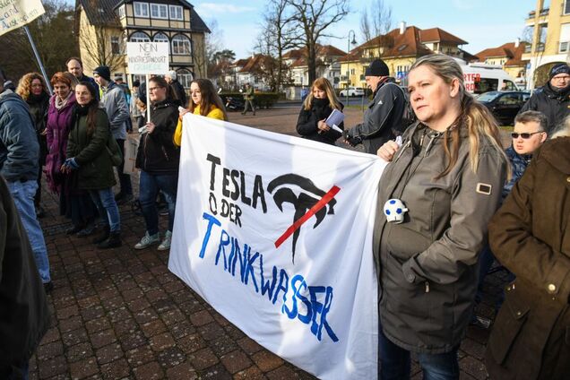Жители Германии продолжили протесты против фабрики Tesla
