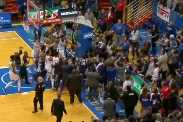 Массовая драка на матче NCAA между Канзасом и Канзас Стэйт
