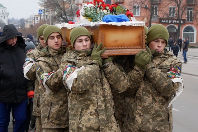 Залишилися дружина і дві дочки: під Києвом попрощалися із загиблим солдатом ЗСУ. Фото і відео