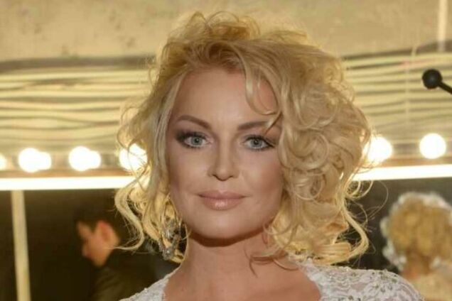 Полуголая Волочкова устроила засаду в спальне