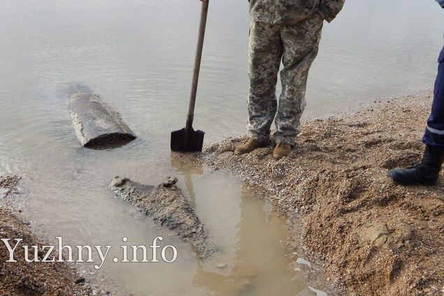 Огромная авиабомба? На пляже под Одессой нашли подозрительный предмет