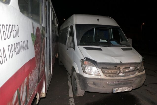 В Днепре микроавтобус въехал в толпу людей: ранены 4 человека. Фото и видео ДТП