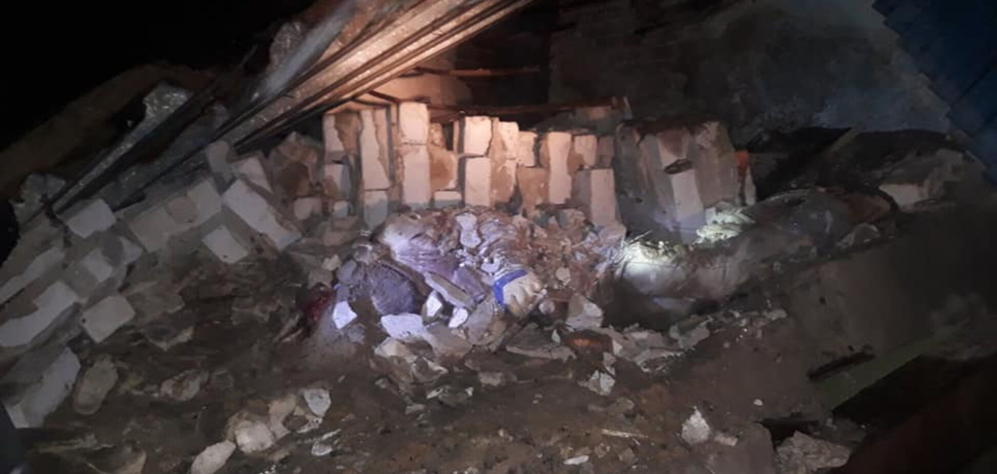 На Харьковщине стена убила мужчину: еще один в больнице