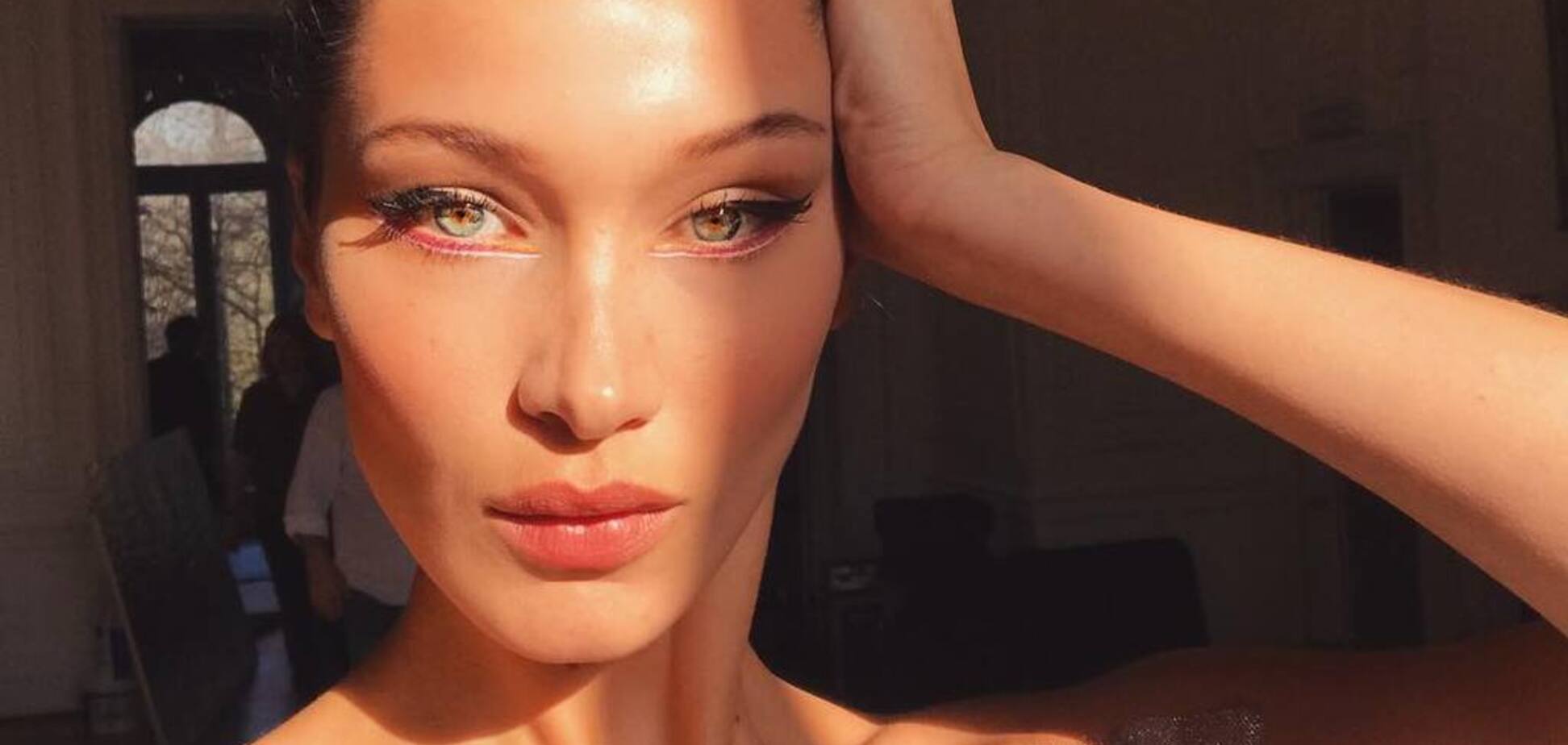 Самая красивая женщина в мире засветила голую грудь: горячее фото