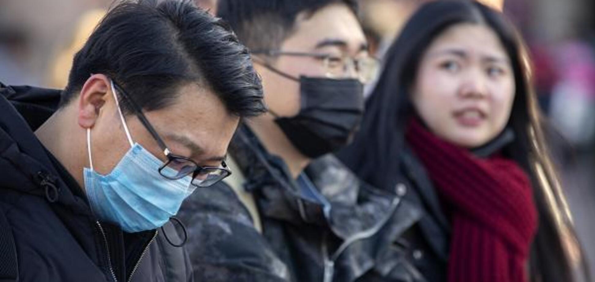 Танками і БТРами по смертельному вірусу: в Китаї військові заблокували 'хворе' місто