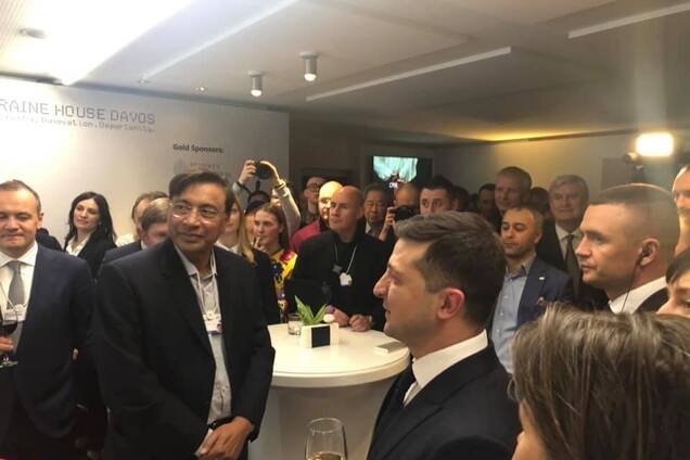 Зеленский в Давосе дал свой номер Митталу: фотофакт