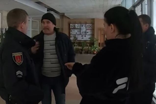 В Одесі охорона академії накинулася на журналістів
