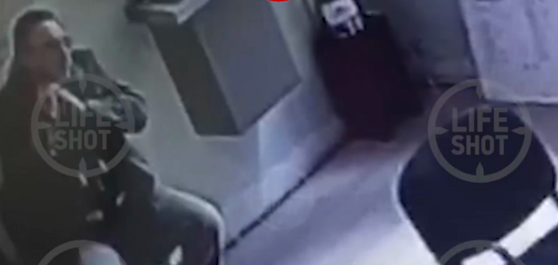 В городской администрации Ялты мужчина порезал руки и горло