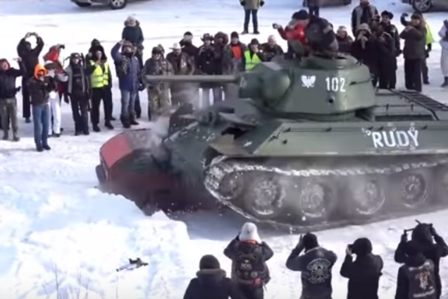 "Шабаш ідіотів!" У мережі висміяли шоу російського танка проти Mersedes