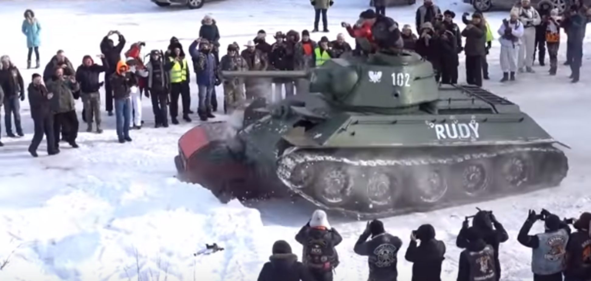 'Шабаш идиотов!' В сети высмеяли шоу российского танка против Mersedes