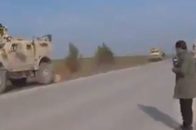 Военные США заблокировали важную дорогу бойцам Путина в Сирии. Видео