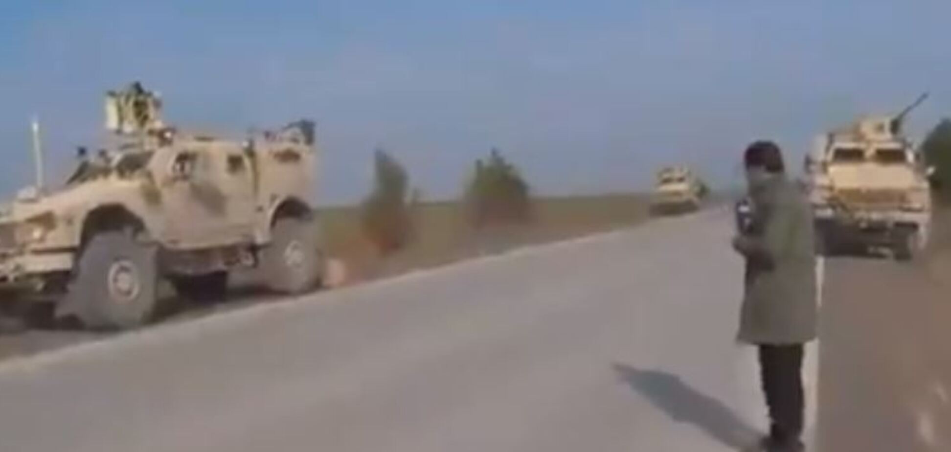 Военные США заблокировали важную дорогу бойцам Путина в Сирии. Видео
