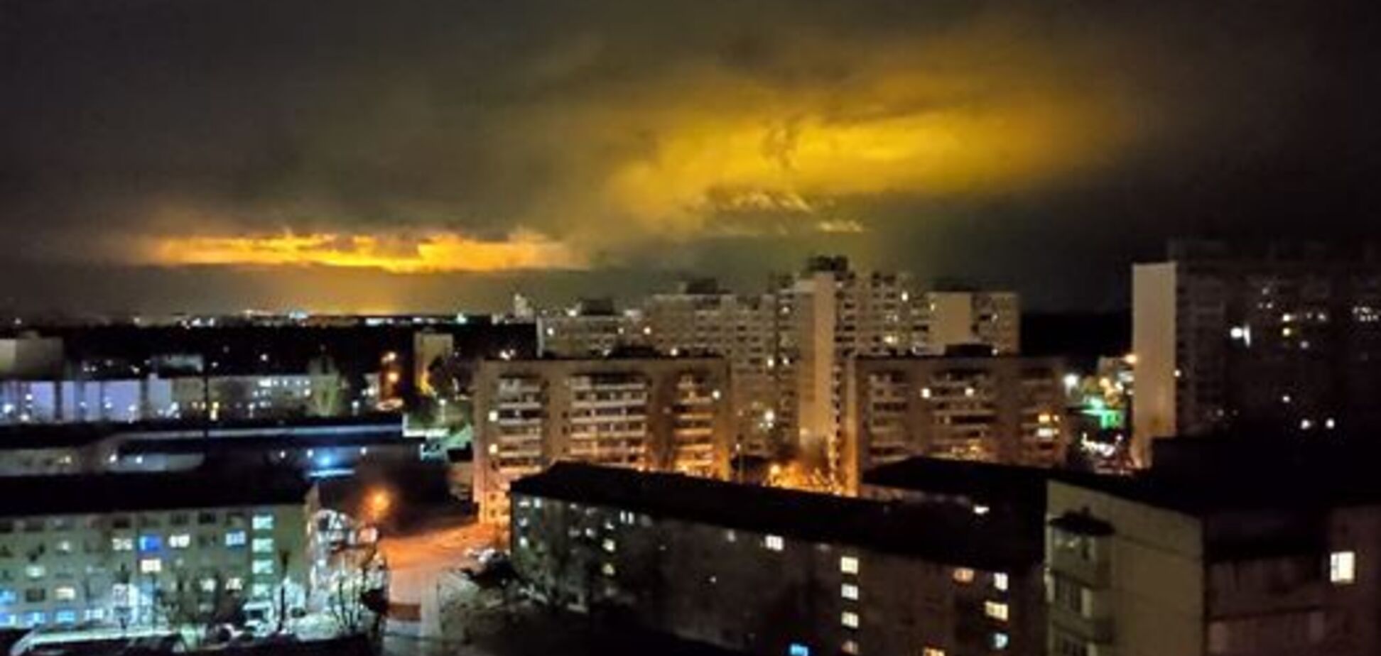 Наче ядерний вибух: розкрита таємниця неймовірного сяйва над Києвом. Фото