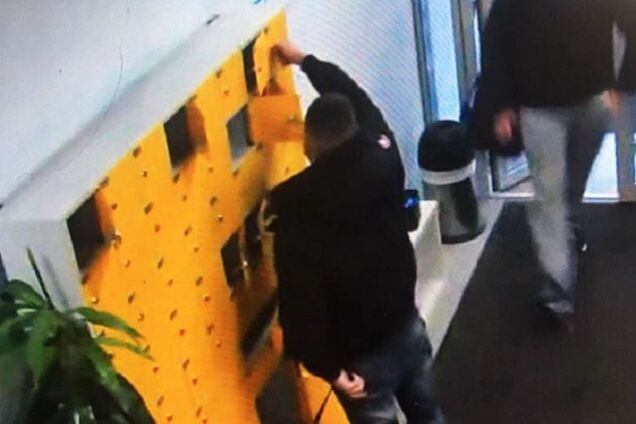 Забирали ноутбуки, телефоны и документы: в Киеве поймали воров, которые 'работали' в спортзалах