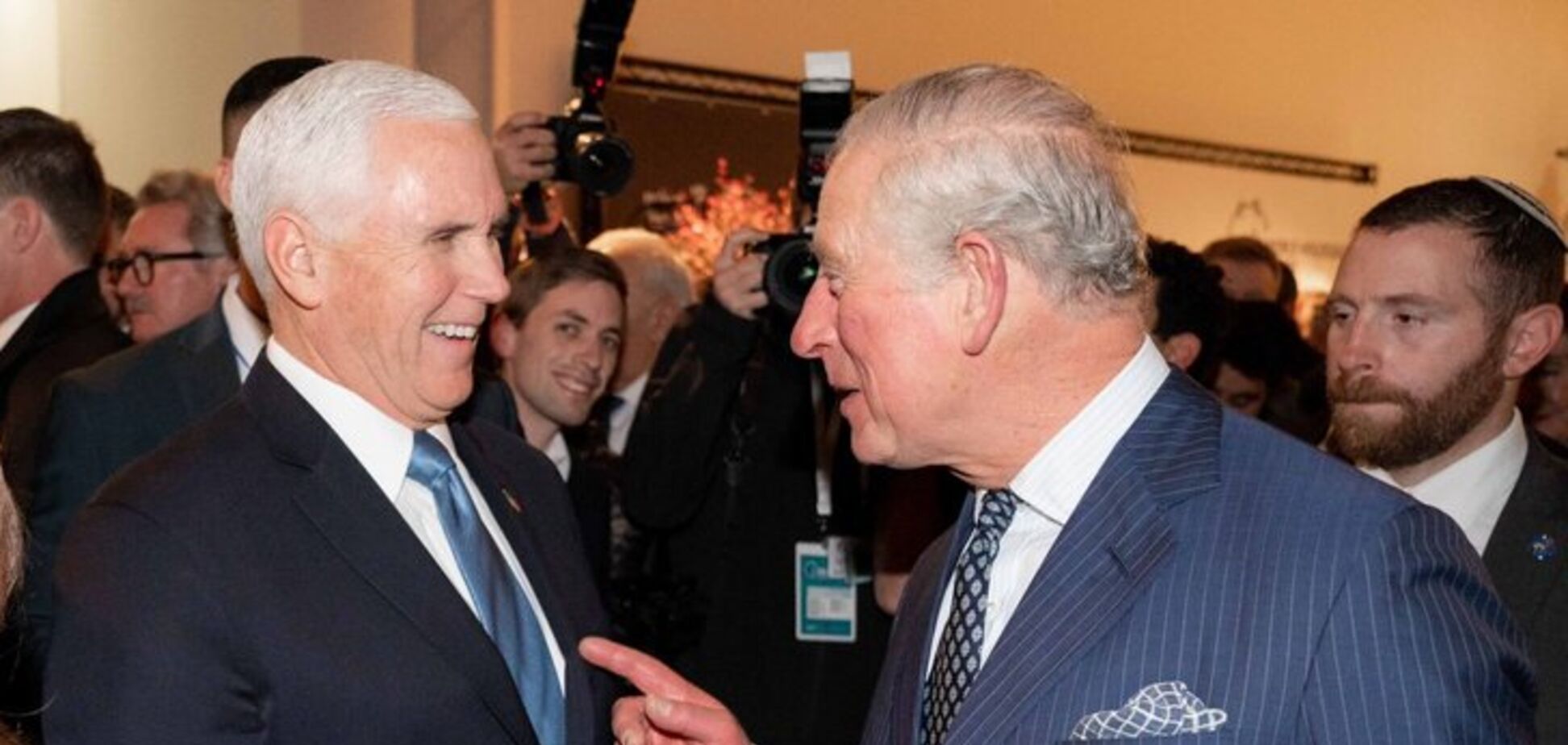 Принц Чарльз отказался пожать руку вице-президенту США. Видео