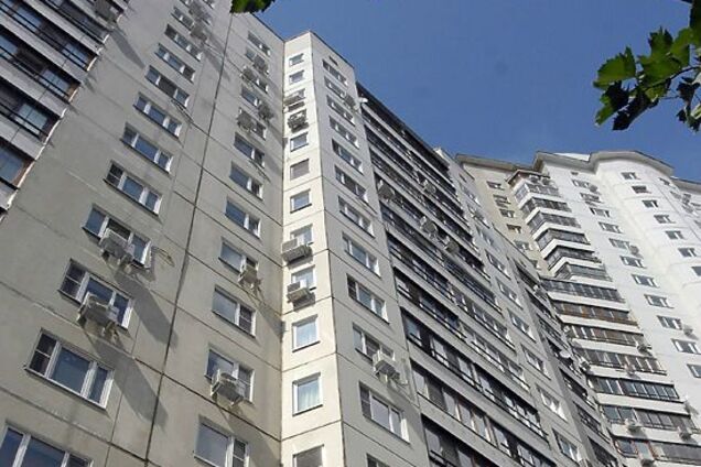 Дівчина дивом вижила після падіння з вікна висотки під Одесою