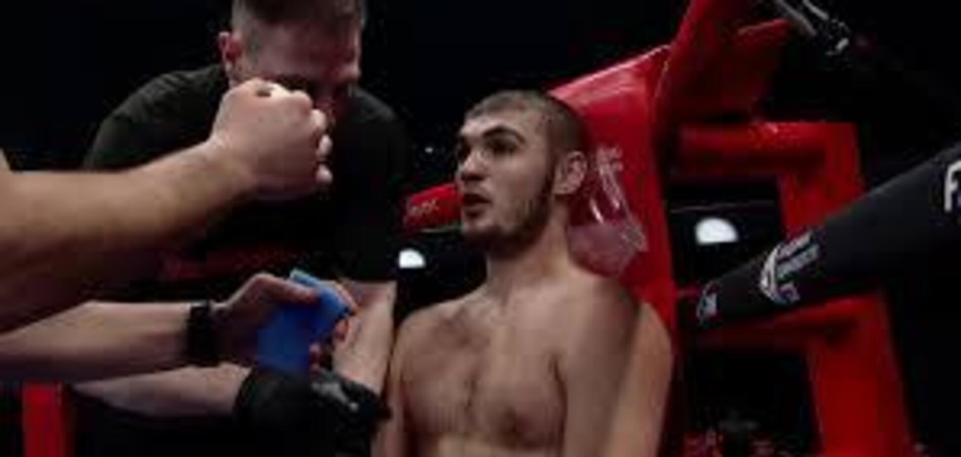 Російського боксера відправили в нокаут кривавим аперкотом