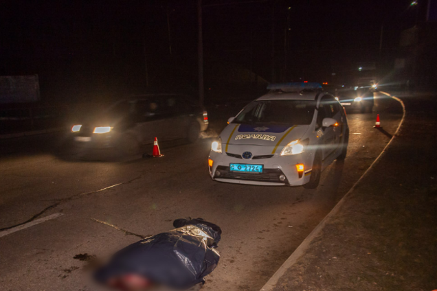 У Дніпрі автомобіль на смерть збив двох пішоходів. Фото і відео 18+