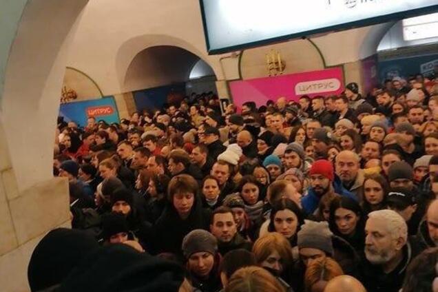 В Киеве тысячи попали в "ловушку" в метро: появились фото и видео паники