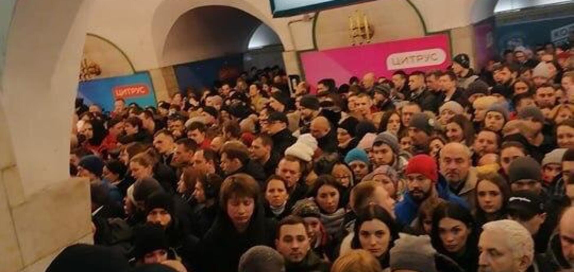В Киеве тысячи попали в 'ловушку' в метро: появились фото и видео паники