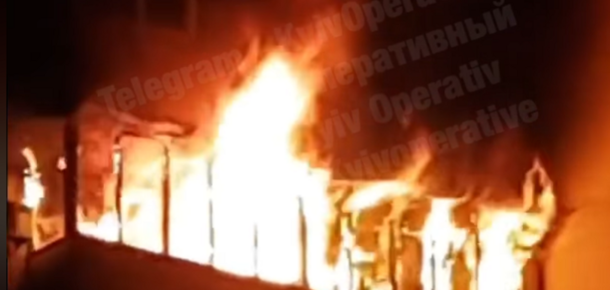 В Киеве вспыхнул адский пожар в многоэтажном доме: опубликовано видео