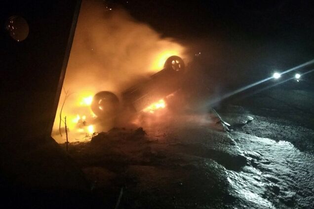 Под Днепром автомобиль внезапно загорелся на ходу. Фото