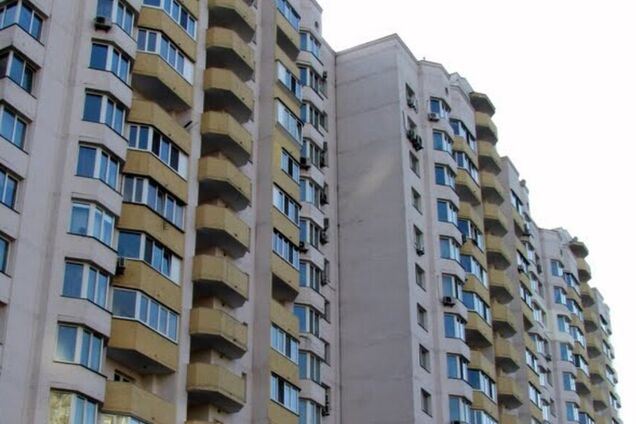 У Києві з вікна 16-поверхівки випав чоловік