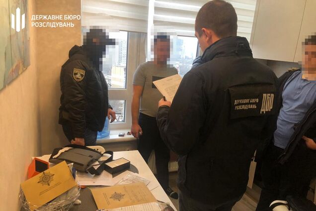 Детективи ДБР затримали поліцейських-перевертнів з Одеси