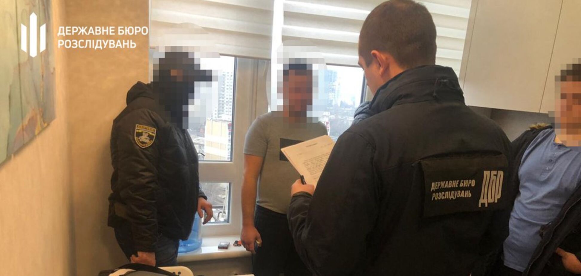 Детективи ДБР затримали поліцейських-перевертнів з Одеси