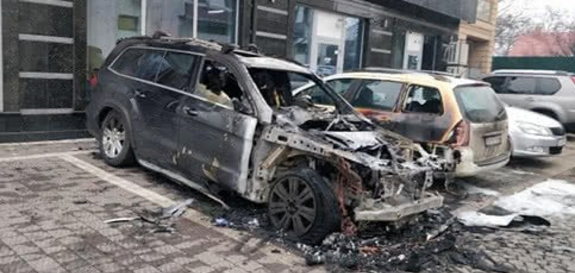 В Ужгороде сожгли авто известного дипломата 