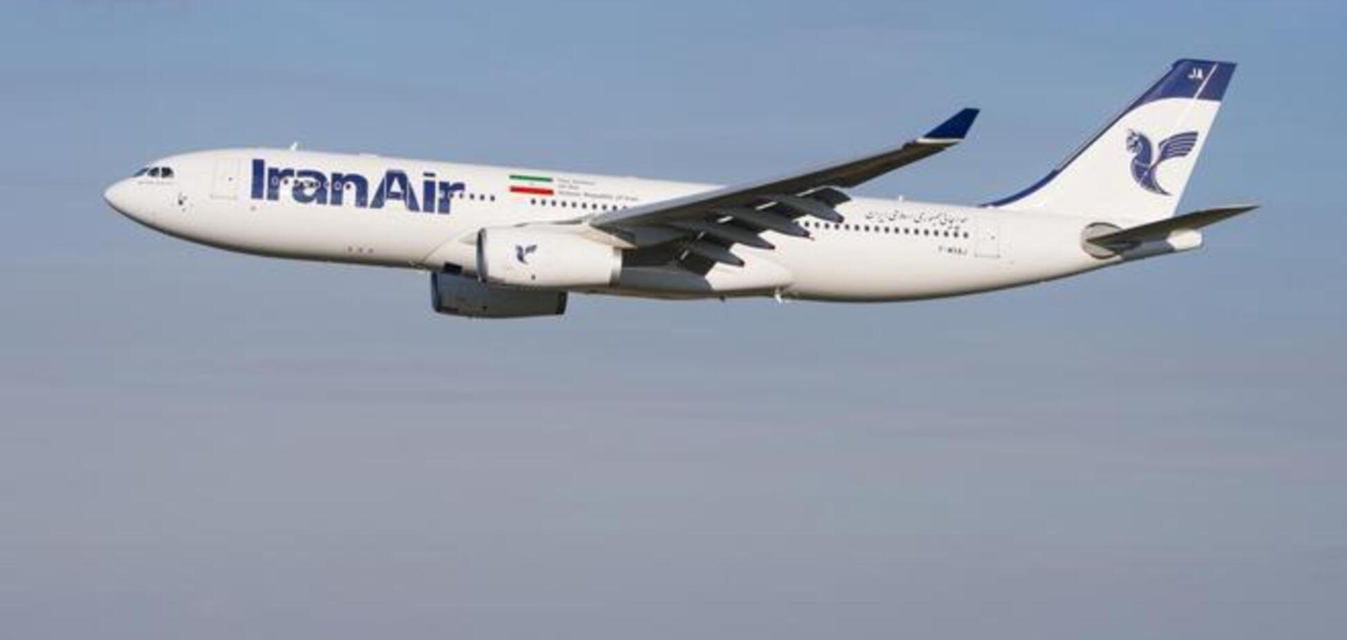В Иране пассажирский самолет загорелся в воздухе