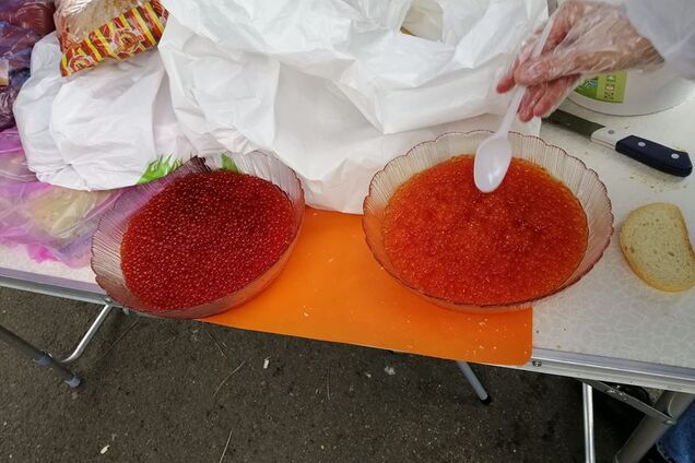 В Одесі безхатченків нагодували чотирма кілограмами червоної ікри