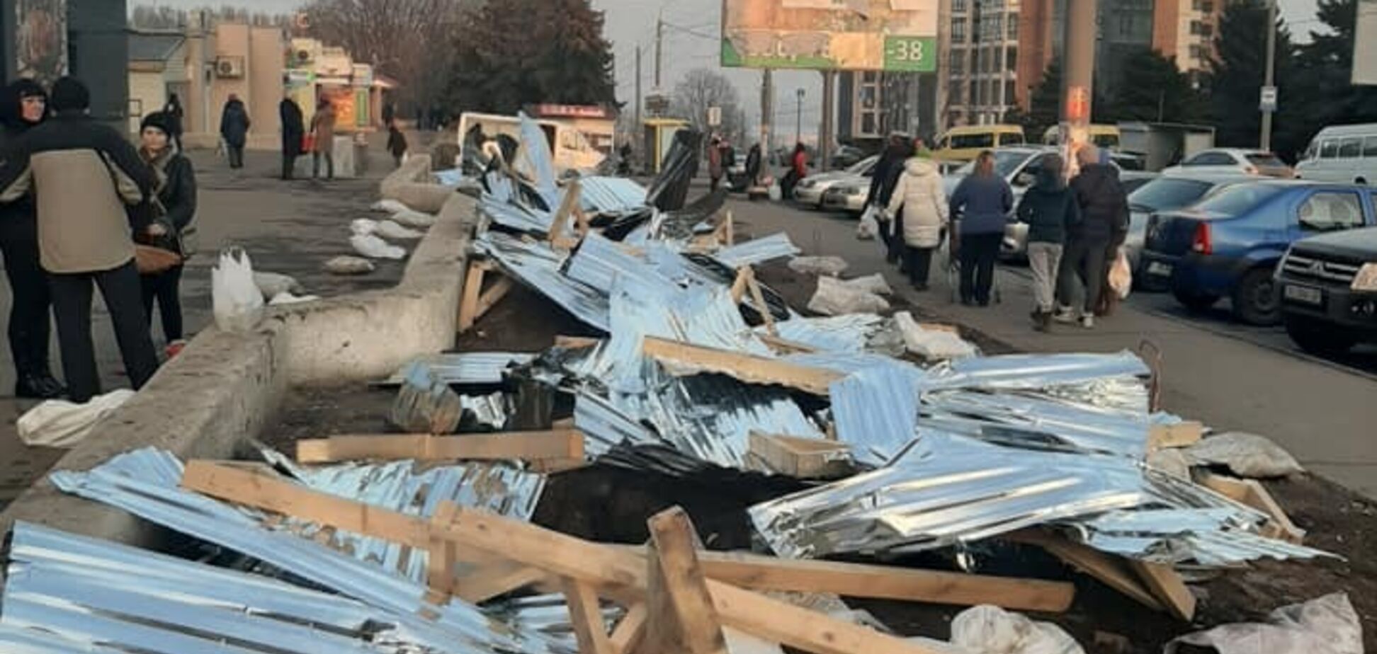 У Дніпрі жителі житлового масиву розгромили огорожу, де намагалися побудувати МАФи. Відео