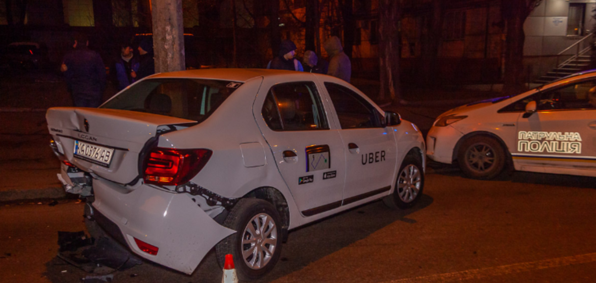 У Дніпрі Daewoo врізався в автомобіль популярної служби таксі. Фото