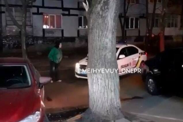 В Днепре женщина бросалась под автомобиль полиции и просила, чтобы ее забрали. Видео