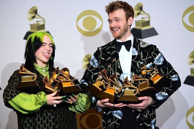 Как брат Билли Айлиш ее клонировал и публикует пикантные фото